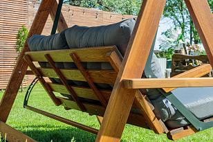 Качели трёхместные Lite Lyon с серыми подушками для дачи Качели трёхместные Lite Lyon с серыми подушками, садовая мебель