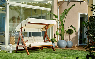 Качели двухместные Lite Paris с бежевыми подушками для дачи Качели двухместные Lite Paris с бежевыми подушками, садовая мебель